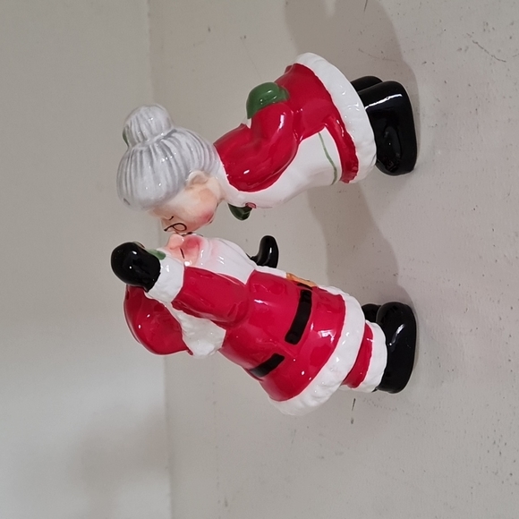Other - 💥3for$15💥MAGNETIC SANTA SALT&PEPPER SHAKER